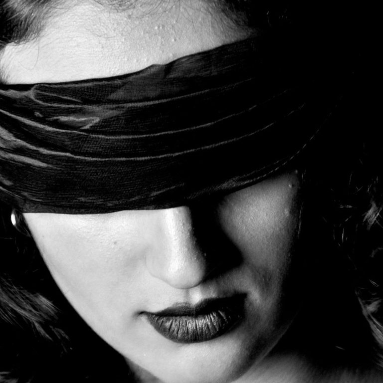 devote Frau mit verbundenen Augen, erkunden BDSM Erfahrungen in Germany