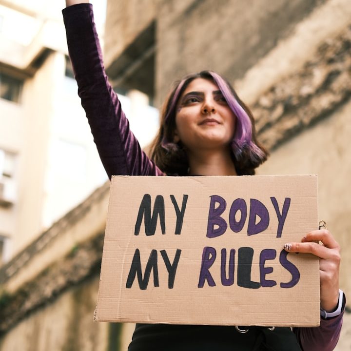 devote Frau fordert öffentlich Ihre Grenzen ein, respektiert zu werden