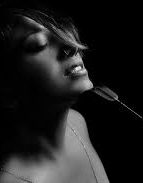 Schwarz-Weiß-Porträt einer devoten Frau Person mit geschlossenen Augen und BDSM dominate male discipline