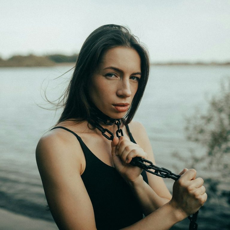 Junge devote Anfänger Frau mit Kette, im BDSM Rollenspiel in Deutschland