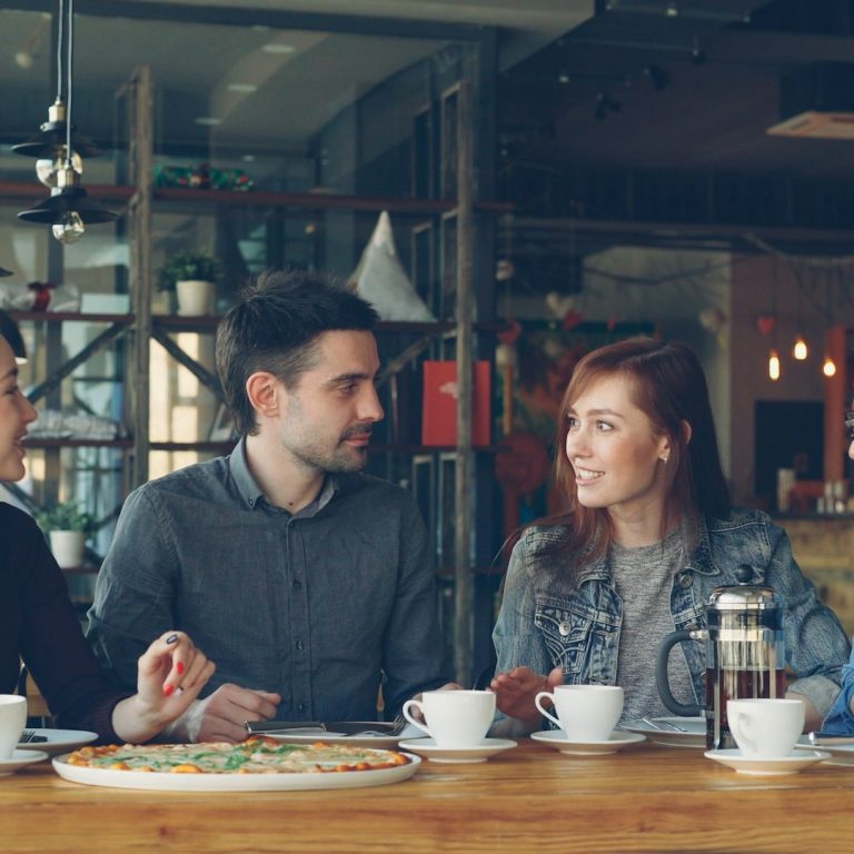 junges paar unterhält sich über Grenzen in der Beziehung