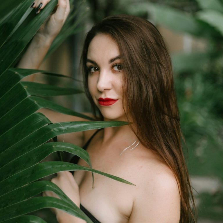 junge Frau in der BDSM Erkundung als devote Schönheit